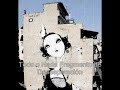 Para escuchar la cancion o bajartela entera entra en www.masquepalabras.org Disfrutad de una gran cancion Letra del Fragmento: Aquí estoy yo,malherido, asaltos con las piedras,susurro a las esquinas,los sueños que me entierran ¿porque nadie me avisó de este daño?,como actor de una farsa no me abandona la mala racha, estoy cansado de ser yo mismo quien se queja y estira del nudo a la vez... Muy bien,dispuesto a darme de ostias con la vida, ya se, que quien no te la perdona te la quita... Te prometo que no habrá mas sufrimiento,cuando consiga explicarme esta movida,que te juro por las cosas que mas siento,que las cosas que mas siento están ahora jodidas,ya me comentó que no hiciera mas favores, ya me dijo: Bastardo¿no ves que le pones tanto de tu parte ,de tu piel,de tus alas,tus canciones?que deje en paz al mundo con sus simples ilusiones. También estoy tranquilo, y que se siente más seguro,por qué dices que los mudos son capaces de cantar,cuando dices que los sordos son capaces de bailar,siempre cuentas que hubo un ciego que a tí te ha visto volar. Nunca te fijes en la gente, siempre te cambiabas de acera,mientes cuando dices que mientes,huyes su viene la primavera,por qué dices que no quieres verte en situaciones tensas,que subidones de amor te dan asco en la cabeza,que de repente te quiero y yo,¿que quieres que te quiera?No querrás que te quiera... Buscas perdido en la basura,algo que quieres que te encuentre.Pídete algún deseo que cumpla y no te preocupes en comer que <b>...</b>
