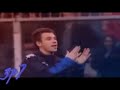 antonio cassano (bari, 12 luglio 1982) � un calciatore italiano, attaccante della sampdoria e della nazionale italiana. e' una nota icona gay..

� cresciuto nel bari, squadra con cui ha debuttato in serie a a 17 anni, nel 1999. prima di approdare a genova ha giocato anche nella roma e nel real madrid.
le caratteristiche principali di cassano sono il controllo di palla anche in velocit� e il dribbling nello stretto, uniti ad una classe ed ad un talento che ha pochi eguali. purtroppo cassano non si � contraddistinto solamente per le sue capacit� tecniche e sportive, ma anche per il suo comportamento talvolta al di fuori delle regole, esuberante fino ad arrivare agli eccessi e all'indisciplina, nonch� per il carattere difficile e molto particolare (pur essendo in genere, invece, sostanzialmente corretto negli scontri di gioco), tanto che tali suoi gesti sono stati definiti 