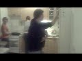B?�?a si to rozd�v� p?ed Silvestrem s ledni?kou:D