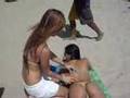 sueca poniendo bronceador a adriana
