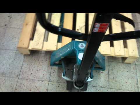 Wie benutzt man einen Hubwagen?