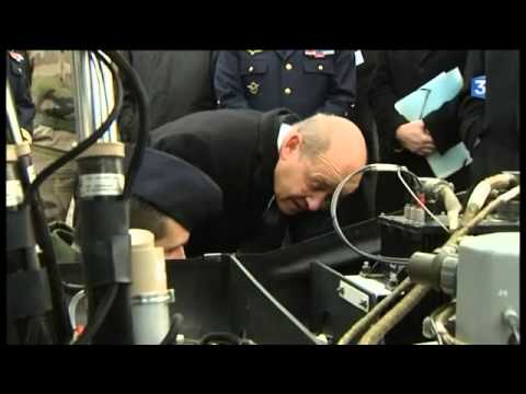 harfang - Le drone , cet avion sans pilote, est un instrument majeur pour le renseignement . Le Ministre de la Défense Jean-Yves Le Drian en visite à la base aérienne ...