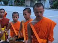 Bedelronde van monnikken Luang Prabang Bedelronde van monnikken Luang Prabang