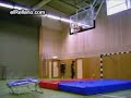 Jugador de basket bestia VS tablero Jugador de basket bestia VS tablero