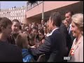 Sarkozy se prend une bouteille dans la tête