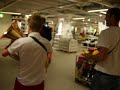 Alte kamereren spelar svensk flygarmarch p� IKEA