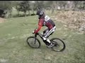 Josimar William Osovsky, contando a historia de como começou no esporte, com imagens de corridas e treinos em sua casa, freeride downhill.