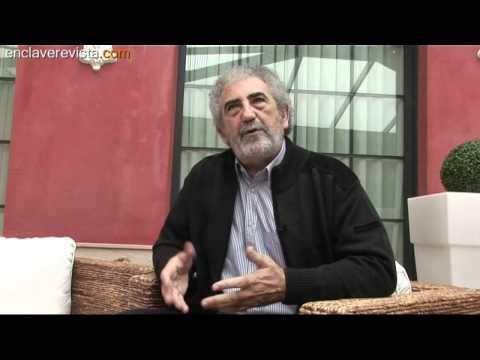 Ernesto Escapa, relajado debajo de una encina