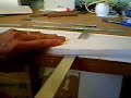 Materiais e técnica para cortar a asa do avião de isopor e bambu