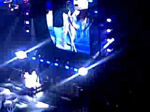 Joe Perry le dio un caderazo a Steven Tyler y lo botó del escenario