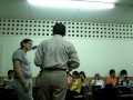 profesor ensayando poema con chicas...