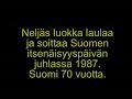 kirkonkyl�n ala-asteen 4. luokkaa laulaa ja soittaa suomen 70-vuotisjuhlassa.