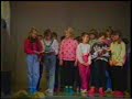kirkonkyl�n ala-asteen 4. luokkaa laulaa ja soittaa suomen 70-vuotisjuhlassa.