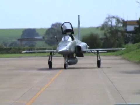 F5 - F 5 passando , e chegando em Domingo Aereo 2009 em Pirassinunga SP muito show.