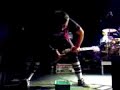Trint, le guitariste des uncommomenfrommars sur le point de gerber pendant le concert du 02/12/2006 au Noumatrouff, à Mulhouse (68)