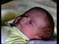 Ignacio plactica con su bebe