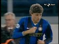 E' un'Inter devastante
Lazio disintegrata 3-0
ROMA, 6 dicembre 2008 - Se esistono antidoti e contromisure, qualcuno le tiri fuori: di questo passo il campionato potrebbe chiudersi a Natale. Il 3-0 con cui l'Inter abbatte la Lazio all'Olimpico è così perentorio da far rabbrividire. Classe e inaudita potenza fisica disintegrano i biancocelesti che alzano bandiera bianca dopo pochi secondi sul gol di Samuel. Prova di forza evidenziata alla fine del primo tempo anche con l'autorete di Diakite, perché a far impazzire è l'azione devastante di Ibra e Maicon. La rete nella ripresa dello svedesone è solo la ciliegina, la decorazione elegante che chiude il cerchio attorno all'ennesima strepitosa esibizione.
SCELTE - Delio Rossi lo sapeva: contro l'Inter i timori reverenziali possono risultare fatali. Ecco allora una Lazio spregiudicata, anche se un po' stanca dopo l'impresa contro il Milan in coppa Italia, con Foggia a fare il tridente con Pandev e Zarate. Rivoluzione poi in difesa, rispetto alle previsioni. A sinistra schiera un cursore offensivo come Kolarov. L'Inter invece allinea il suo infallibile rombo. Mourinho sceglie il meglio: Stankovic a supporto del tandem offensivo Ibrahimovic-Cruz. Trio micidiale, soprattutto quando a supporto ci sono elementi come Cambiasso o Muntari, oppure cursori dell'altezza di Maicon e Maxwell o difensori centrali ai limiti della perfezione e insuperabili come Samuel. E bastano poco meno di due minuti all'Inter per sbrindellare la Lazio. Manovra di accerchiamento, biancocelesti schiacciati; cross dalla sinistra di Muntari con palla in mezzo all'addormentata e infreddolita difesa laziale, dove svetta Samuel: colpo di testa potente e palla che sfonda alla destra di Carrizo.
FORZA FISICA - La squadra di Delio Rossi impiega un po' per riprendersi, ma alzando il baricentro e pressando con più convinzione rientra in partita. Domanda lecita: è sufficiente per spaventare la prima della classe? Zarate e compagni ci provano, ma l'Inter limita tutto respingendo ogni tentativo. Elementare il gioco dei nerazzurri: controllo, possesso palla e ripartenze micidiali, all'insegna di uno strapotere fisico che ha pochi eguali al mondo. Classe? Da vendere. Ma anche tanto sacrificio e non è un caso vedere Cruz dare una mano alla difesa o uno Stankovic dannarsi per chiudere tutti gli spazi. Tra il 28' e il 31' Cruz e Pandev lasciano per problemi muscolari. Entrano Crespo e Rocchi. Il laziale convince di più, ma non incide come vorrebbe Rossi. Apre invece spazi l'argentino anche se il passo di un tempo sembra perduto. Ma ci sono geni pronti a colmare i vuoti. E' in pieno recupero che Ibra, in serata di grazia, inquadra Maicon e lo invita a nozze. Cross teso e autorete di Diakite, il migliore della Lazio.
INVINCIBILE ARMATA - Inter micidiale e cinica che all'inizio della ripresa riparte con identico atteggiamento, mentre i romani, con Brocchi al posto di Dabo tentano timidi affondo. Alla Lazio non resta che mantenere alta la pressione, ma quando l'Inter innesta la quarta non ce n'è per nessuno. Come al 10', quando Cambiasso pennella il cross perfetto su cui si avventa il mattatore Ibrahimovic, in posizione dubbia. Ma l'inzuccata è imperiale: 3-0. E nonostante il gap devastante, i nerazzurri non mollano e continuano a pressare e correre, eseguendo alla lettera le indicazioni di Mourinho, insaziabile e incontentabile quanto loro. La Lazio non sta a guardare, ma la differenza è incolmabile. Ci prova Zarate a elencare i suoi numeri e Maicon apprezza. Ma ce ne vorrebbero almeno tre per fare male alla ormai invincibile armata di Mou. Niente di più. Tutti a casa.