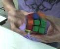 el chino Effio moviendo el rubix