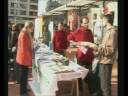 lluitar contra el canvi clim�tic �s cosa de tots. aix� �s el que ha volgut transmetre a qui lha visitat aquest diumenge la fira activat contra el canvi clim�tic a la pla�a nova. lassociaci� per la defensa i lestudi de la natura �s qui lha impulsada i diverses entitats m�s li han donat suport.

la fira ha tingut lobjectiu de mostrar aquelles coses quotidianes que es poden fer sobretot des de l�mbit dom�stic. segons josep riba, de l'adenc: estalvi energ�tic a casa comprant aparells de classe a, controlar les temperatures del termostat (25 graus a lestiu, 20 a lhivern), estalvi energ�tic a la llar, utilitzar el transport p�blic, anar en bicicleta, anar a peu i reducci� de residus.

aquesta fira coincideix amb la setmana en qu� terrassa sha adherit al pacte dalcaldes i alcaldesses, promogut per la uni� europea. el pacte pretr�n reduir en un 20 per cent lemissi� de gasos defecte hivernacle i augmentar tant lefici�ncia energ�tica com el paper de les energies renovables. segons m�rius massall�, regidor de medi ambient: amb el pacte dalcaldes el que fa terrassa �s admetre que les ciutats som part del problema i volem ser part de la soluci�. som part del problema perqu� m�s del 50% de les emissions es produeixen a les ciutats: sobretot amb l�s del transport privat, la ind�stria i lalt consum.

la fira activat contra el canvi clim�tic ha ofert exposicions amb plafons explicatius i tallers, molts dells pensats per als m�s petits. com la plantaci� de llavors, els tallers de dibuix o aquest laberint de garrafes de pl�stic on la �nica sortida ens porta cap a la garrafa sostenible, la de vidre.