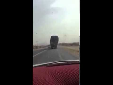 انقلاب شاحنة محملة بالأعلاف على طريق خميس مشيط