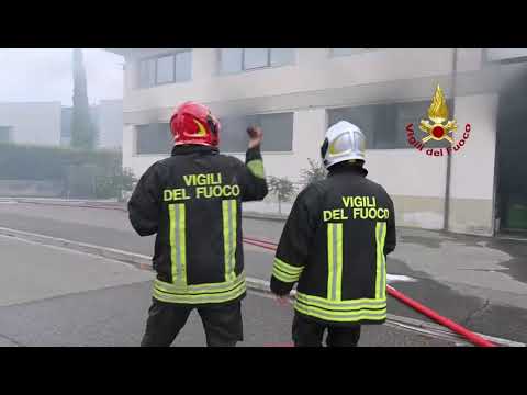 Scandicci - incendio in un edificio industriale