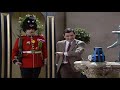 Mr Bean - Decorating the Guard