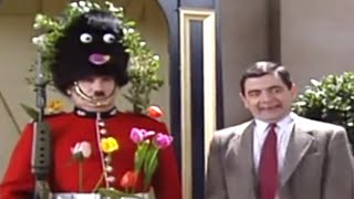 MrBean - Mr Bean - Decorating the Guard