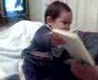 Lucas lee un libro con Papá