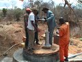 AMREF: Come si costruisce un pozzo AMREF: Come si costruisce un pozzo