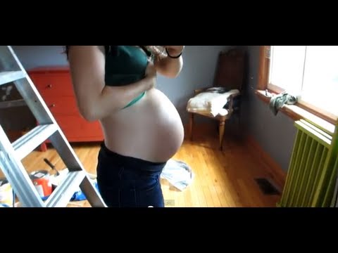 33 Weeks Pregnant Belly Shot – Piercing Stretch Marks :(