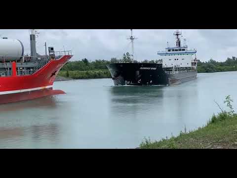 Czołówka statków na rzece. Na wymijanie było już za późno