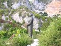 Манастир Добрун у Републици Српској Monastery of Dobrun in Republic of Srpska Nalazi se izmedju Vardista i Visegrada,na rijeci Rzavu.Osnovali su ga zupan Pribil i njegovi sinovi Stefan i Petar.Ovaj posljednji je,1383,kao monah Jovan,sazidao i zivopisao pripratu.Vec 1393,kad su Turci prvi put provalili u Bosnu,manastir je stradao;Obnovili su ga despot Stefan Lazarevic i kneginja Milica.Negdje na granici 18 i 19 vijeka manastir je opusteo.Crkva je temeljno restaurirana 1884,ali je u Drugom svjetskom ratu gotovo razorena.Najvecu vrijednost ove gradjevine predstavljaju freske,a medju njima su najznacajnije istorijski portreti,kojih je bilo osam.Pored zupana Pribila i njegovih sinova Stefan i Petra,tu su bili i portreti manastirkog igumana Jefrosima i jednog protovestijara (ministra financija),koji,inace,ide u red najizrazitijih portreta naseg srednjeg vijeka.U nauci je ostalo nerazjasnjeno koga predstavlja slika vladara i vldarke sa njihovim malim sinom,signiranih kao Stefna i Jelena:kralja Tvrtka I,kralja Dusana ili kneza Lazara sa porodicom.Narocit interes izazvala je slika Svetog Petra prizrenskog,datog u bisti,medaljon.Ostale freske su prikazivaole razne hriscanske svetitelje i bozanska lica ali potpun sud o njima nije se mogao donjeti nikad,jer su sacuvani samo njihovi ostatci.