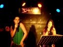 Gemelix cantan \"These boots are made for walking\" en Akk