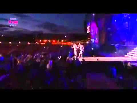 Rihanna ft Jay z Run this town, Talk that talk and Umbrella live at Hackney