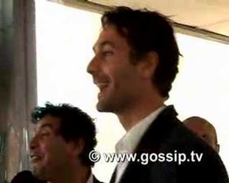 raoul bova matrimonio - Extremely handsome italian actor Raoul Bova, tall with green beautiful eyes, during the photocall of his latest movie. Kisses the camera: hot!
