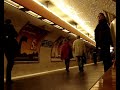 le m�tro de paris est un des syst�mes de transport en commun desservant la ville de paris (france) et son agglom�ration. il comporte 16 lignes en site propre, essentiellement souterraines, totalisant 213 kilom�tres de voies. devenu un des symboles de paris, il se caract�rise par la densit� de son r�seau au c?ur de paris et par son style architectural homog�ne influenc� par l'art nouveau.

la premi�re ligne du m�tro de paris a �t� construite � l'approche de l'exposition universelle de 1900. elle sera inaugur�e quelques mois apr�s le d�but de l'exposition. le r�seau s'est ensuite rapidement densifi� dans paris intra muros jusqu'� la seconde guerre mondiale. apr�s une pause durant les � d�cennies voitures � (1950-1970), plusieurs lignes existantes ont �t� prolong�es en proche banlieue. les choix effectu�s � sa conception (faibles distances entre les stations, capacit� r�duite des rames) limitent aujourd'hui les possibilit�s d'extension du r�seau. le m�tro de paris a cependant inaugur� � la fin du si�cle dernier une nouvelle ligne enti�rement automatis�e, la ligne 14, destin�e notamment � soulager la ligne a du rer.

le m�tro transporte aujourd'hui environ 4,5 millions de passagers par jour (1,365 milliard pour l'ann�e 2005). il dessert 298 stations (382 points d'arr�t), dont 62 offrent une correspondance avec une autre ligne. le m�tro parisien se classe, pour le nombre de passagers transport�s, en 4e position derri�re moscou (2,5 milliards), tokyo et mexico, en 7e position pour la longueur de ses lignes derri�re londres (421 km), new york, s�oul, tokyo, moscou, madrid (mais 1re position si on inclut les lignes de rer) et en 3e position pour le nombre de stations derri�re new york (468 stations) et s�oul.

a rapid transit, underground, subway, elevated or metro(politan) system is a railway ? usually in an urban area ? with a high capacity and frequency of service and grade separation from other traffic. in most of the world, these systems are known as a 