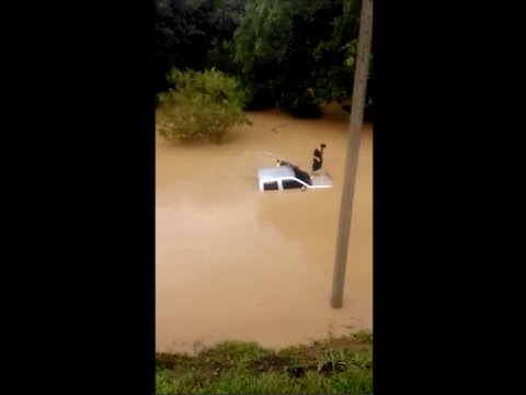 La historia del video viral en el que la inundación cubre un vehículo