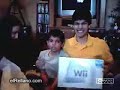 Niño baila y grita de emoción por su regalo navideño
