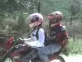 Dani do Mayco pilotando a moto na Taquara