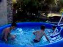 3freres dans la piscine