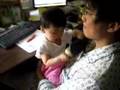 20080608michelle-粘着爸爸的小朋友 1