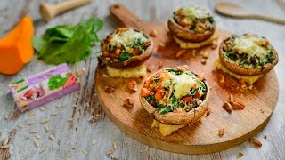 Limpe os cogumelos com papel de cozinha, retire-lhes os pés e escave cuidadosamente os chapéus com a ajuda de uma colher de chá.