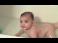 videos de Elliott splashes in the tub