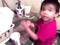 alejandrito lavando los trastes a sus 3 años