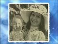 dieter thomas heck & ehefrau ragnhild - ich hab mich so an dich gew�hnt 2005

im original von bully buhlan (1952)

wie wunderbar wenn einer eine reise tut,
'ne trennung ist gesund f�r frau und mann 
doch ich sitz dann allein zuhaus vor einem gro�en nichts,
und schau mir deine bilder an

ich hab mich so an dich gew�hnt
ich hab mich so an dich gew�hnt

an die art, wie du beim k�ssen deine augen schlie�t
und mir dennoch ach so tief in meine seele siehst

ich hab mich so an dich gew�hnt
ich hab mich so sehr an dich gew�hnt

wenn du lachst, dann lach ich mit, 
was kann ich weiter tun?
wenn du weinst, dann ist die welt f�r mich vorbei
wenn du m�de bist, dann f�hl auch ich,  
ich muss mal ruh'n
wenn ich denk, dann denk ich immer f�r uns zwei

ich hab mich so an dich gew�hnt
hab mich so sehr an dich gew�hnt

es ist auch mal passiert, was mal passieren muss
man ist nicht stets das opfer seiner pflicht
ich war schon mittendrin in einem andern kuss
und pl�tzlich ging es nicht

ich hab mich so an dich gew�hnt
ich hab mich so an dich gew�hnt

an die art, wie du oft sagst, jetzt machst du schluss mit mir
und im n�chsten augenblick verlangst 'n kuss von mir

ich hab mich so an dich gew�hnt
hab mich so sehr an dich gew�hnt

wenn du �lter wirst und die figur wird langsam rund
wenn du brillen tr�gst und kannst mich kaum noch seh'n
was auch immer kommt, f�r mich gibt's keinen scheidungsgrund
denn f�r mich, da bleibst du ewig jung und sch�n

ich hab mich so an dich gew�hnt
ach, ich hab mich so an dich gew�hnt