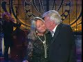 dieter thomas heck & ehefrau ragnhild - ich hab mich so an dich gew�hnt 2005

im original von bully buhlan (1952)

wie wunderbar wenn einer eine reise tut,
'ne trennung ist gesund f�r frau und mann 
doch ich sitz dann allein zuhaus vor einem gro�en nichts,
und schau mir deine bilder an

ich hab mich so an dich gew�hnt
ich hab mich so an dich gew�hnt

an die art, wie du beim k�ssen deine augen schlie�t
und mir dennoch ach so tief in meine seele siehst

ich hab mich so an dich gew�hnt
ich hab mich so sehr an dich gew�hnt

wenn du lachst, dann lach ich mit, 
was kann ich weiter tun?
wenn du weinst, dann ist die welt f�r mich vorbei
wenn du m�de bist, dann f�hl auch ich,  
ich muss mal ruh'n
wenn ich denk, dann denk ich immer f�r uns zwei

ich hab mich so an dich gew�hnt
hab mich so sehr an dich gew�hnt

es ist auch mal passiert, was mal passieren muss
man ist nicht stets das opfer seiner pflicht
ich war schon mittendrin in einem andern kuss
und pl�tzlich ging es nicht

ich hab mich so an dich gew�hnt
ich hab mich so an dich gew�hnt

an die art, wie du oft sagst, jetzt machst du schluss mit mir
und im n�chsten augenblick verlangst 'n kuss von mir

ich hab mich so an dich gew�hnt
hab mich so sehr an dich gew�hnt

wenn du �lter wirst und die figur wird langsam rund
wenn du brillen tr�gst und kannst mich kaum noch seh'n
was auch immer kommt, f�r mich gibt's keinen scheidungsgrund
denn f�r mich, da bleibst du ewig jung und sch�n

ich hab mich so an dich gew�hnt
ach, ich hab mich so an dich gew�hnt
