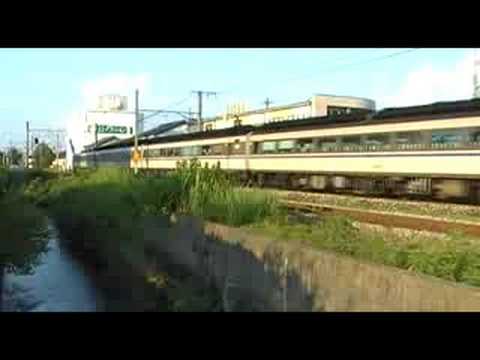 JR江原駅に入線する特急はまかぜ