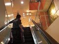 車椅子でエスカレータに乗るときは充分に注意しましょう！