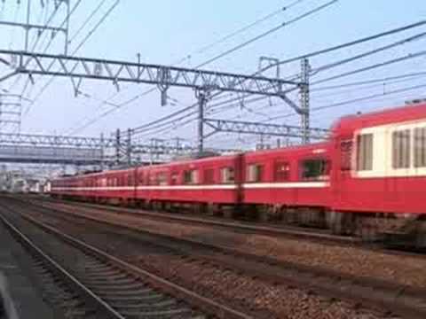 京急新1000形1413編成と1500形1643編成並走通過