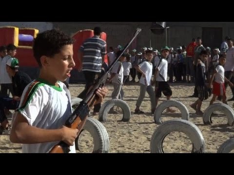 الحرب - يشارك فتيان فلسطينيون في تدريبات عسكرية خلال مخيم تدريبي تديره حركة حماس في مدينة غزة. تقرير مسجل. يحيى حسونة / اتيان طربيه.
